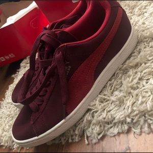 Burgundy puma low top sneakers